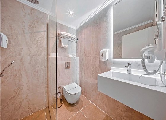 Q Ella Beach Hotel - Beispiel Bad (Zimmercodierungen DB1, DC1, DE1, DE2, DBP, DCP & DD1)