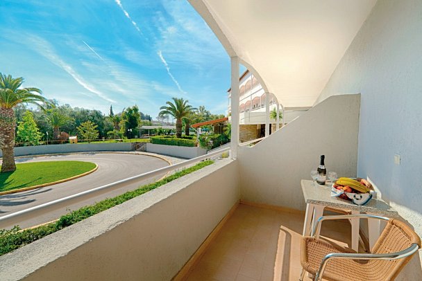 Livadi Nafsika - Wohnbeispiel Doppelzimmer Gartenblick (Zimmercodierung DBG)