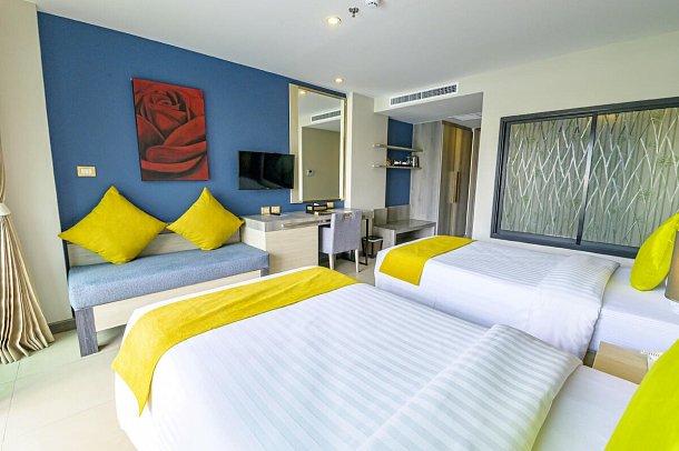 Andakira Hotel Patong - Wohnbeispiel Deluxe Pool Access (Zimmercodierung DDQ)