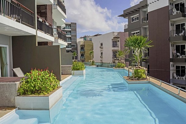 Andakira Hotel Patong - Wohnbeispiel Deluxe Pool Access (Zimmercodierung DDQ)