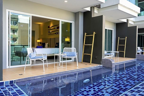 Andakira Hotel Patong - Wohnbeispiel Deluxe Pool Access (Zimmercodierung DDQ)