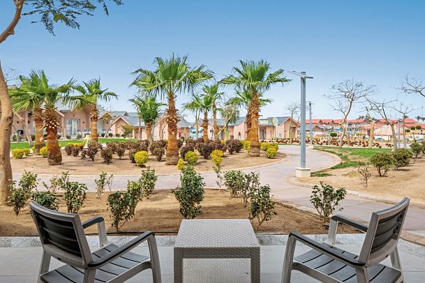 Pickalbatros Jungle Aqua Park Resort - Neverland Hurghada - Beispiel Terrasse Familien Bunglaow Schiebetür (Zimmercodierungen F1P, DCP & FF1)