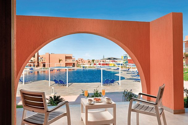 Pickalbatros Jungle Aqua Park Resort - Neverland Hurghada - Wohnbeispiel Familienzimmer mit Verbindungstür Poolblick (Zimmercodierung FVP)