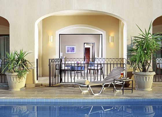 JAZ Aquamarine - Beispiel Terrasse Familienzimmer Deluxe Swim Up (Zimmercodierung FDQ)