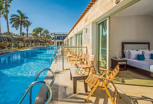 SUNRISE Aqua Joy Resort - Beispiel Terrasse Doppelzimmer Swim-Up (Zimmercodierung DBQ)