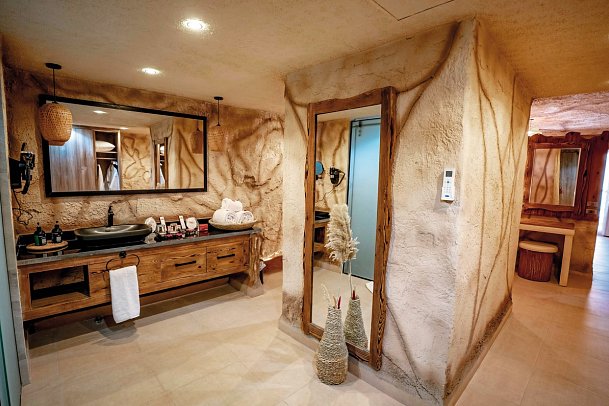 Caves Beach Resort - Beispiel Bad Doppelzimmer Premium Poolblick