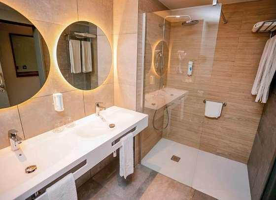 Gloria Palace San Agustin Thalasso & Hotel - Beispiel Bad Doppelzimmer (Zimmercodierungen DBM & D1M)