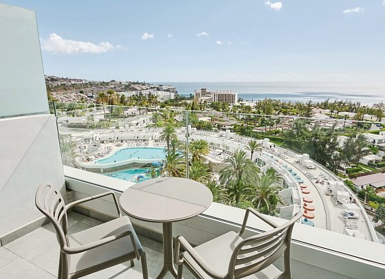 Gloria Palace San Agustin Thalasso & Hotel - Beispiel Balkon Doppelzimmer Meerblick (Zimmercodierung D2M)