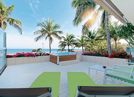 Bull Hotel Costa Canaria & Spa - Beispiel Terrasse Bungalow 1. Reihe Meerblick (Zimmercodierung BBM)