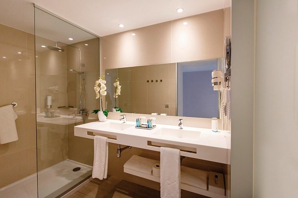 Santa Mónica Suites Hotel - Beispiel Bad (Zimmercodierungen JB1, JB2, JB3, JB4, J1D, J2D, J3D & J4D)