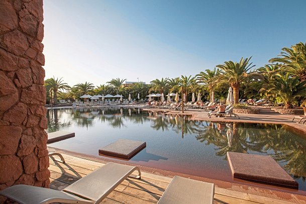 Lopesan Baobab Resort - Beispiel Terrasse Familienzimmer mit Poolzugang (Zimmercodierung FB2)