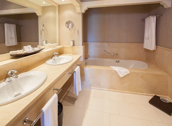 Lopesan Villa del Conde Resort & Thalasso - Beispiel Bad Juniorsuite (Zimmercodierung JB1)