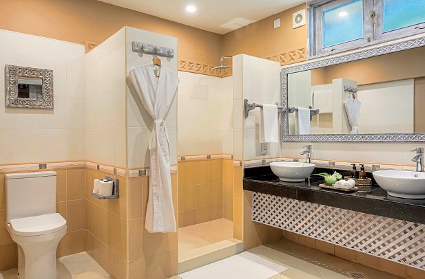 Neptune Palm Beach Resort - Beispiel Bad (Zimmercodierungen USG, UDC, UDO, ECG, UCC & ECO)