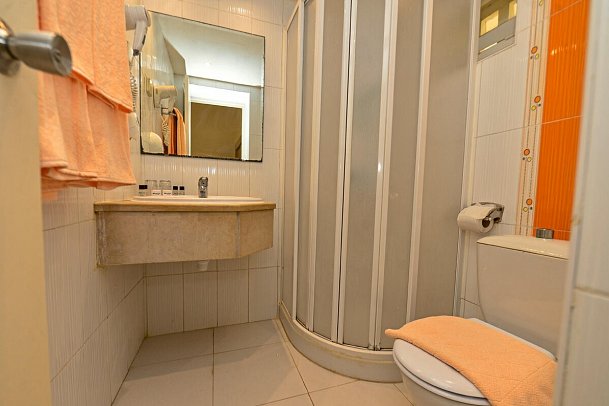 Dar Khayam - Wohnbeispiel Bad Doppelzimmer (Zimmercodierungen DB1, DC1, DE1, DBM & DCM)