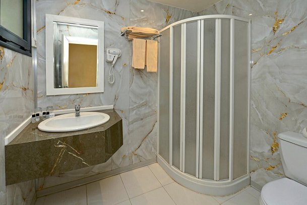 Dar Khayam - Wohnbeispiel Bad Doppelzimmer (Zimmercodierungen DB1, DC1, DE1, DBM & DCM)