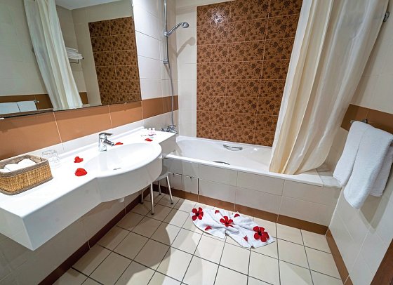 Eden Yasmine Resort & Spa - Wohnbeispiel Bad (Zimmercodierungen DB1, DC1 & DP1)