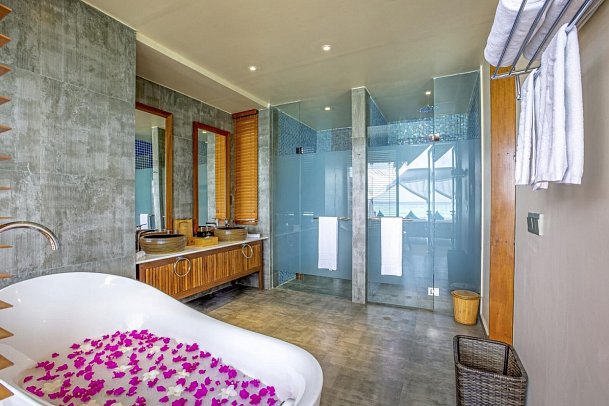 Furaveri Island Resort & Spa - Beispiel Bad Ocean Villa Horizon (Zimmercodierung VX1)