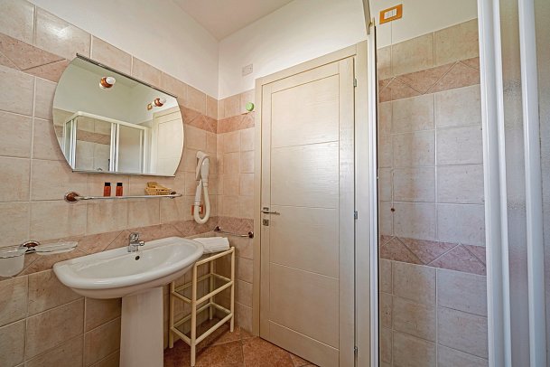 Hotel I Ginepri - Wohnbeispiel Doppelzimmer Classic (Zimmercodierung DB1)