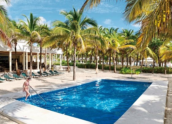 RIU Lupita - Pool am Strand