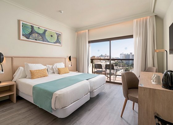 AluaSoul Palma - Wohnbeispiel Doppelzimmer Superior Pool- und seitlicher Meerblick (Zimmercodierung DSP)