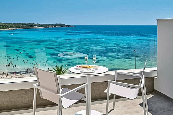 Hipotels Mediterraneo - Beispiel Balkon Doppelzimmer Select Meerblick (Zimmercodierung DNM)