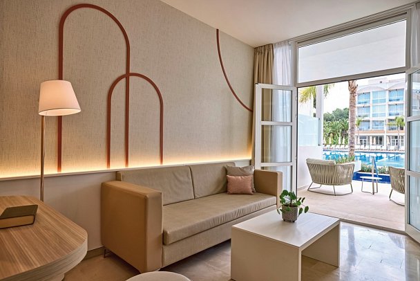 Zafiro Alzinar Mar - Wohnbeispiel Juniorsuite mit privatem Pool (Zimmercodierungen J3P & J4P)