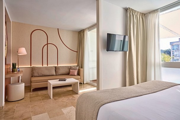 Zafiro Alzinar Mar - Wohnbeispiel Juniorsuite Royal Terrace mit privatem Pool (Zimmercodierungen JT1 & JT2)