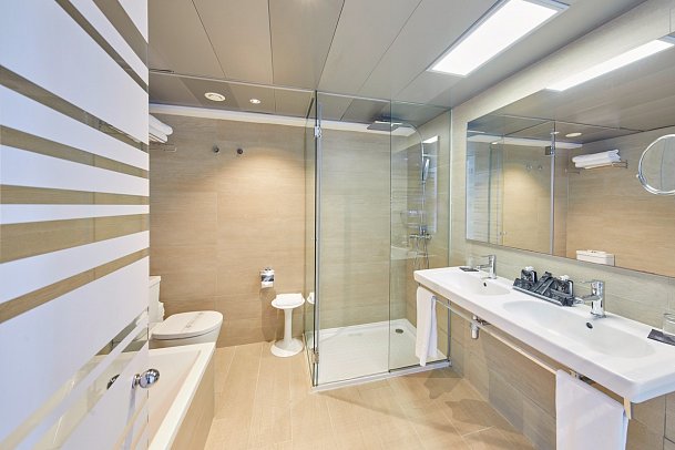 BG Tonga Tower Design Hotel & Suites - Beispiel Bad (Zimmercodierungen JB1 & JBM)