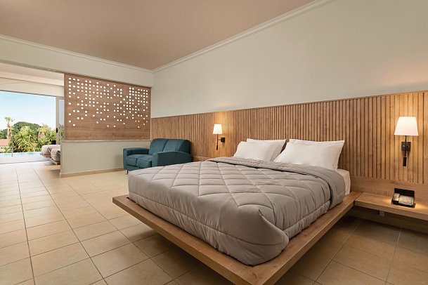 Kresten Palace Hotel - Wohnbeispiel Familienzimmer Deluxe Swim Up (Zimmercodierung FDQ)