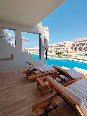 Diamond Beach by Pearl Resort - Beispiel Terrasse Suite Deluxe Meeresfront Swim Up mit Verbindungstür 2 Bäder (Zimmercodierung WDQ)