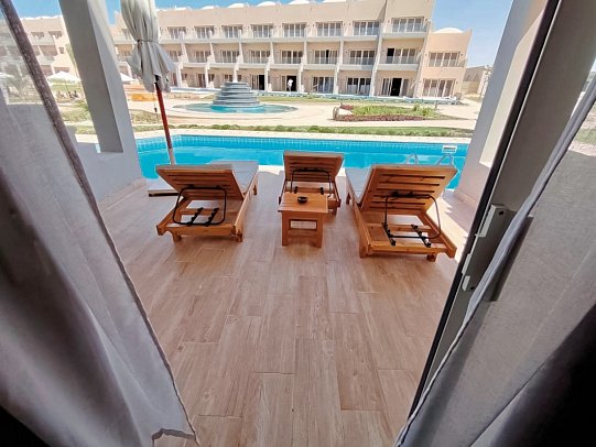 Diamond Beach by Pearl Resort - Beispiel Terrasse Suite Deluxe Meeresfront Swim Up mit Verbindungstür 2 Bäder (Zimmercodierung WDQ)