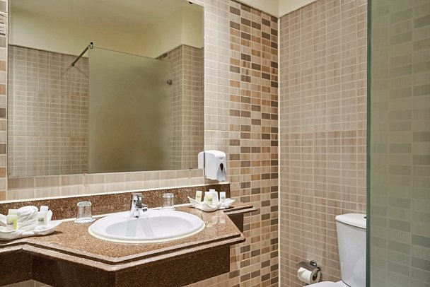 Three Corners Sea Beach Resort - Beispiel Bad Doppelzimmer Komfort Gartenblick (Zimmercodierungen DFG & DCG)