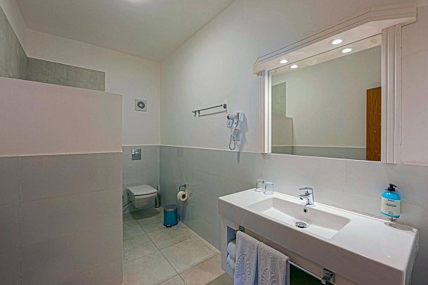Royal Brayka Resort - Beispiel Bad Doppelzimmer Deluxe Meeresfront (Zimmercodierungen DDO & DCO)