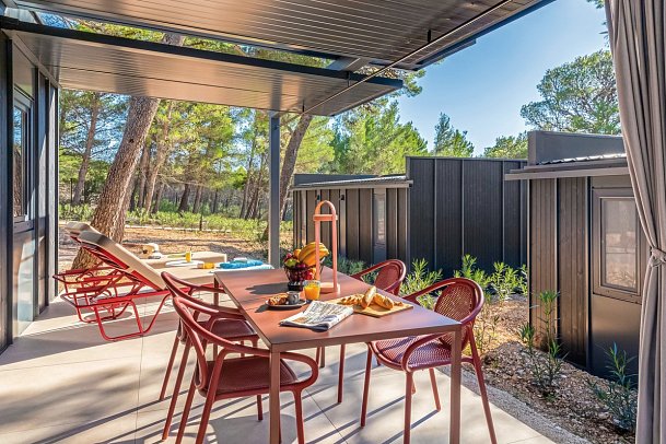 Pinadria Camping Resort - Beispiel Terrasse Mobilheim Premium Holiday Home (Zimmercodierung CM1)