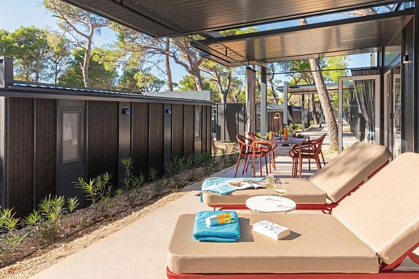 Pinadria Camping Resort - Beispiel Terrasse Mobilheim Premium Holiday Home (Zimmercodierung CM1)