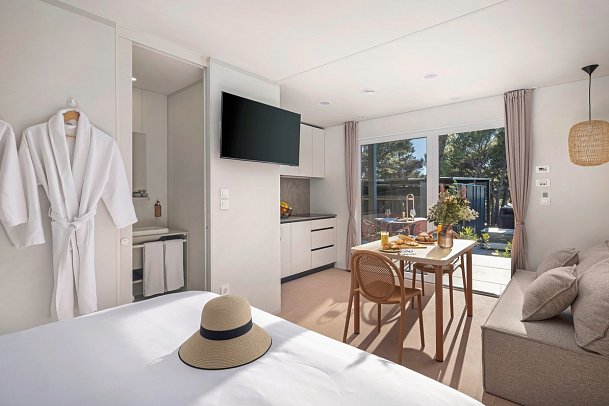 Pinadria Camping Resort - Wohnbeispiel Mobilheim Glamping Escape (Zimmercodierung CB1)