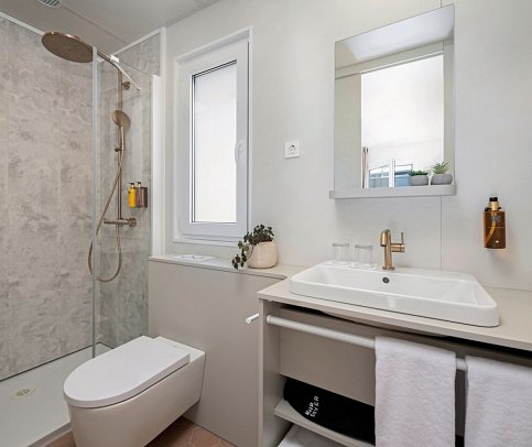 Pinadria Camping Resort - Beispiel Bad Mobilheim Glamping Escape (Zimmercodierung CB1)