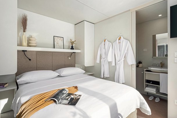 Pinadria Camping Resort - Wohnbeispiel Mobilheim Glamping Escape (Zimmercodierung CB1)