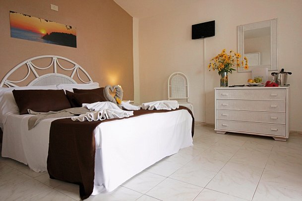 Villaggio Baia d'Ercole - Hotel - Wohnbeispiel Standard-Zimmer (Zimmercodierungen DG1 & DE1)