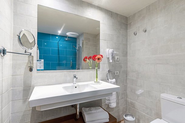 HOVIMA La Pinta Beachfront Family Hotel - Badbeispiel Apt. 1 Schlafzimmer Komfort (Zimmercodierungen AF1 & AC1)