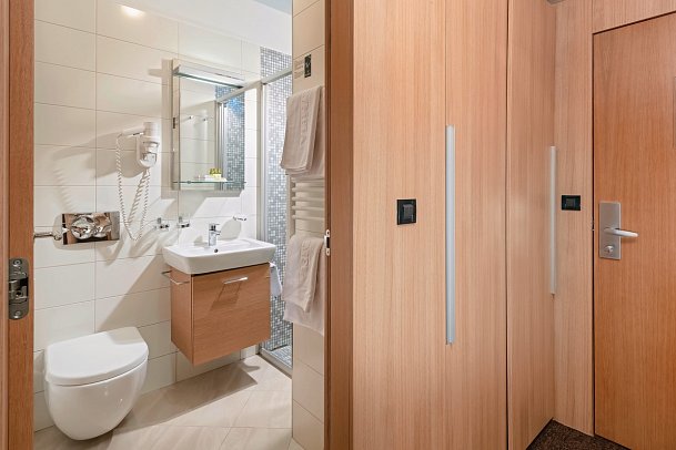 Olympia - Beispiel Bad Doppelzimmer Klassik Parkseite (Zimmercodierungen DB1 & DC2)