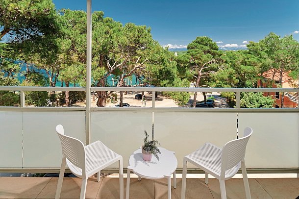 Pinija - Beispiel Balkon Familienzimmer Premium Parkblick (Zimmercodierung FMG)