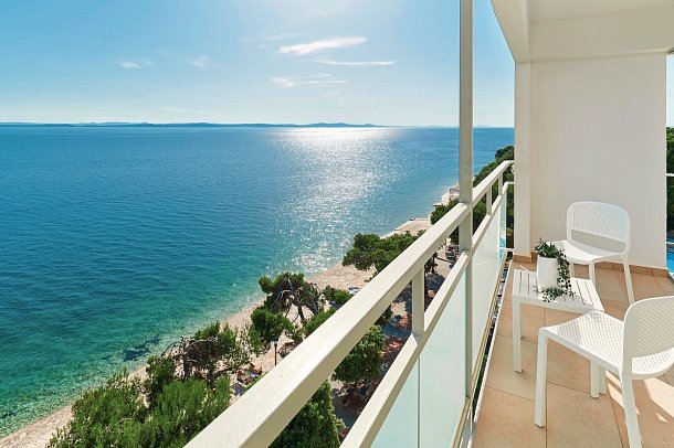 Pinija - Beispiel Balkon Familienzimmer Premium Meerblick (Zimmercodierung FMM)