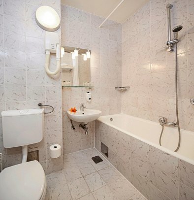 Hotel Zora - Beispiel Bad Doppelzimmer Premium Meerseite (Zimmercodierung DMC)