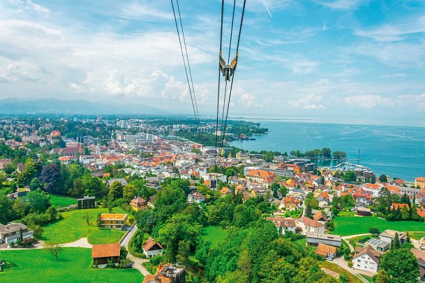 Bregenzer Festspiele - La Traviata 2026 - Seilbahn mit Aussicht auf Bregenz