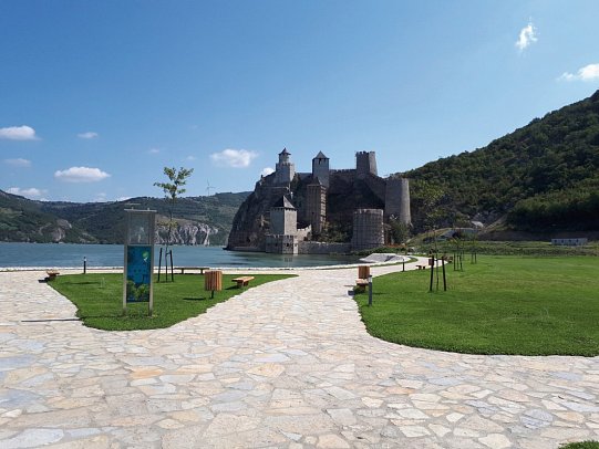 Rumänischen Donaudelta mit Bellejour - Serbien, Ruine Golubac