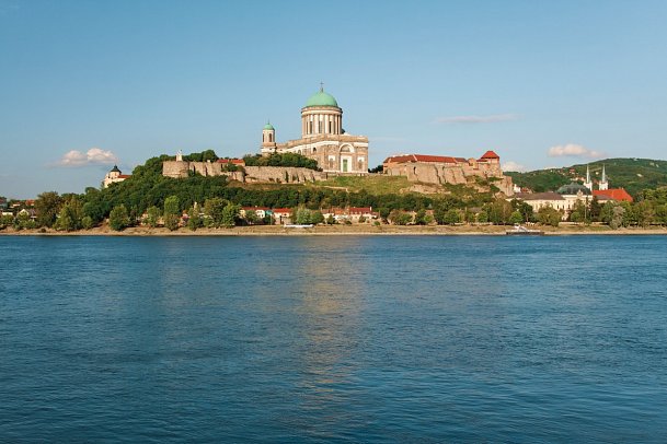 Rumänischen Donaudelta mit Bellejour - Ungarn, Esztergom von der Donau aus