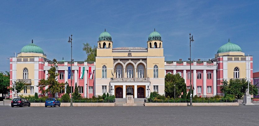 MS Primadonna Budapest Pecs für Hobby Historiker - Rathaus in Mohacs