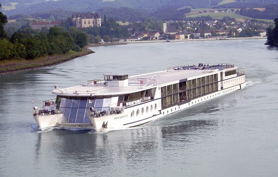 MS Primadonna zwischen Stephanskrone und Puszta