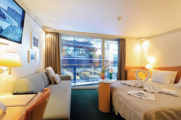 MS Primadonna zwischen Stephanskrone und Puszta